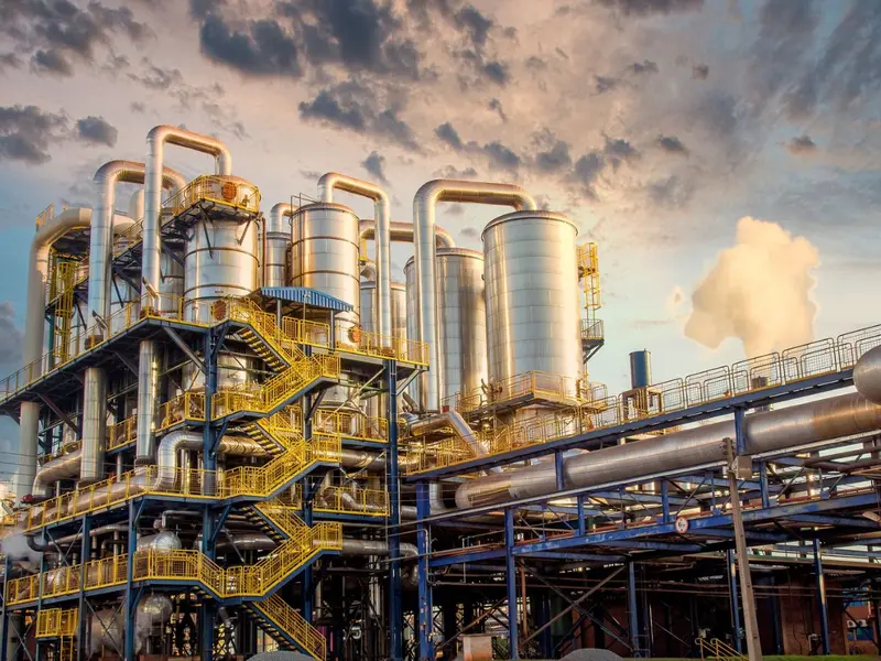 Brazos robóticos y líneas de ensamblaje industrial